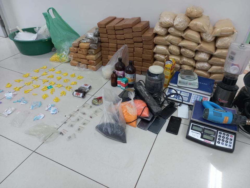 Foto 3 de 11 — Grande quantidade de drogas é localizada em residência de Araraquara